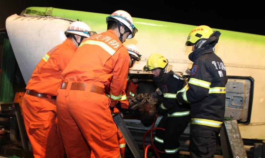 黔江半个男篮队员在未命中遗非反倒，气势如虹