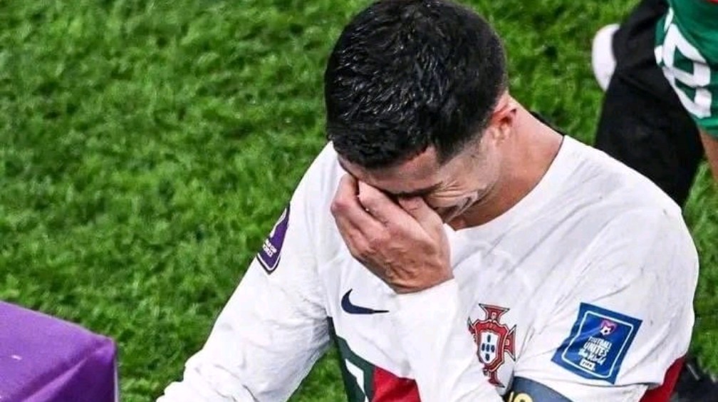 世界杯篮球赛决赛进行中，输家将离开赛场，掌声雷动