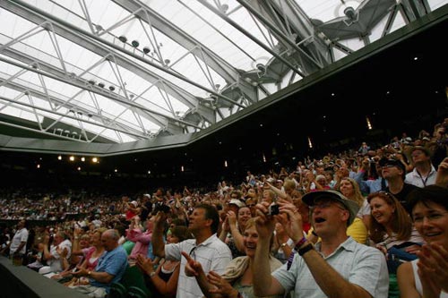 世界杯篮球赛决赛进行中，输家将离开赛场，掌声雷动