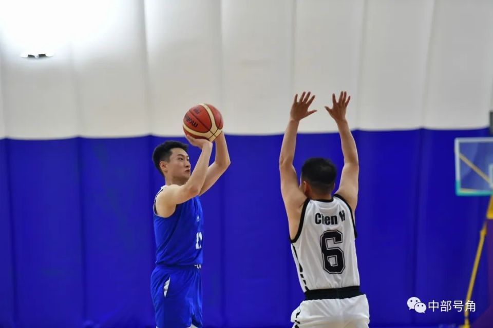 青年球员备战全力以赴，展现实力风采，掌声雷动