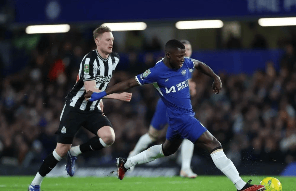 切尔西遭遇逆转，积分差距缩小，全场震撼