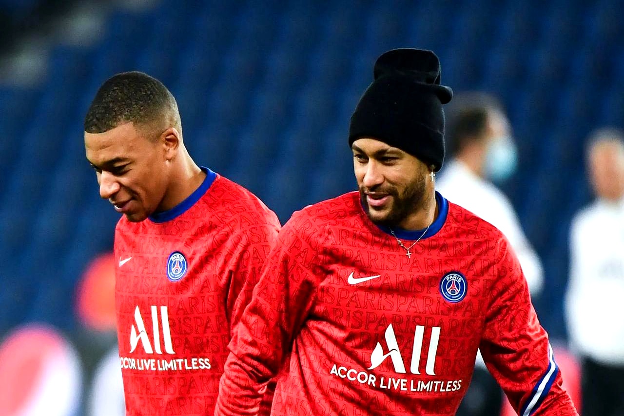 拜仁慕尼黑在主场迎战AC米兰,双方将上演巅峰对决,引发热议 拜仁慕尼黑在主场迎战AC米兰,双方将上演巅峰对决,引发热议