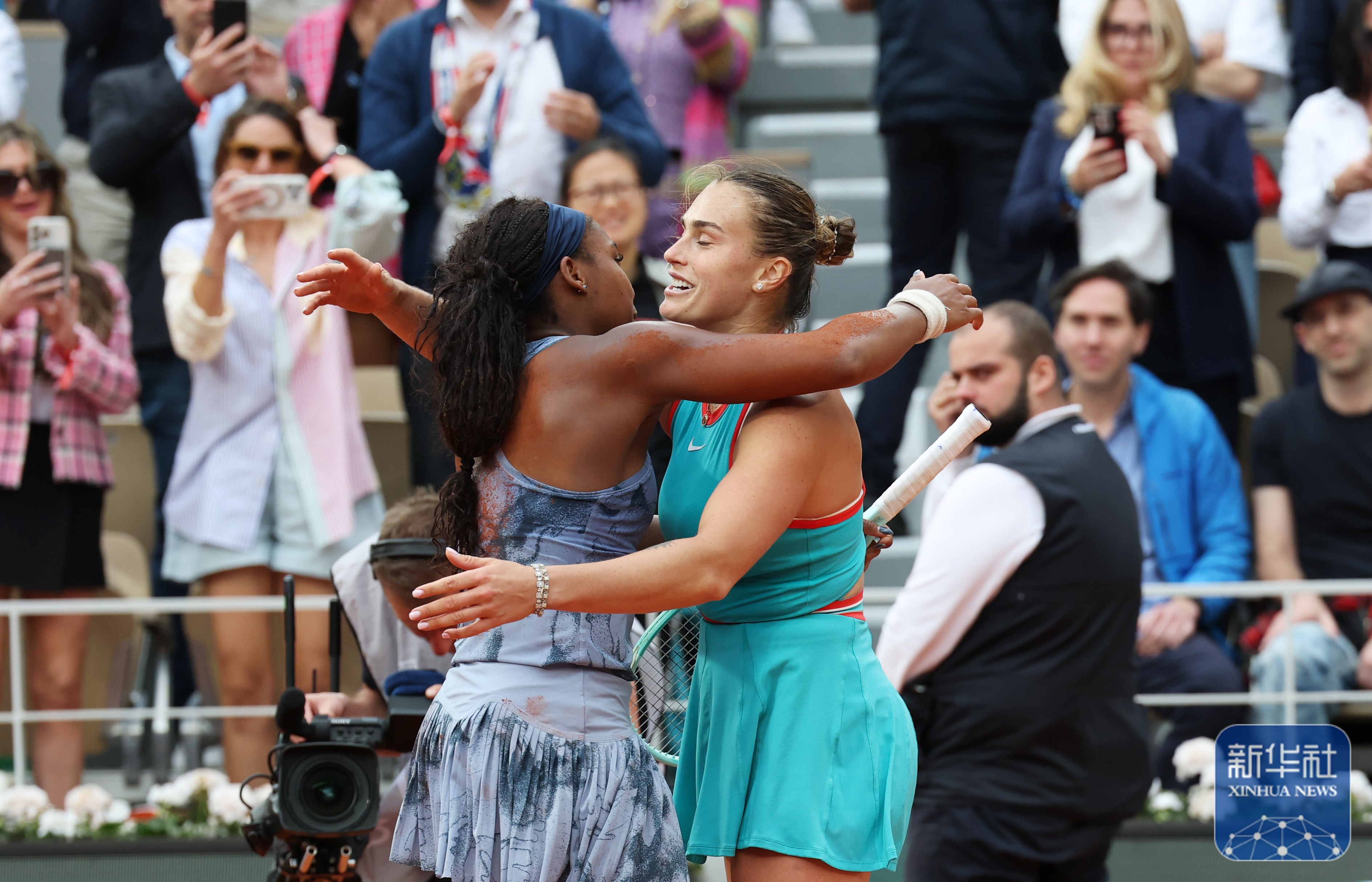 女子撑竿跳高比赛，法国选手争夺第一名，引发热议