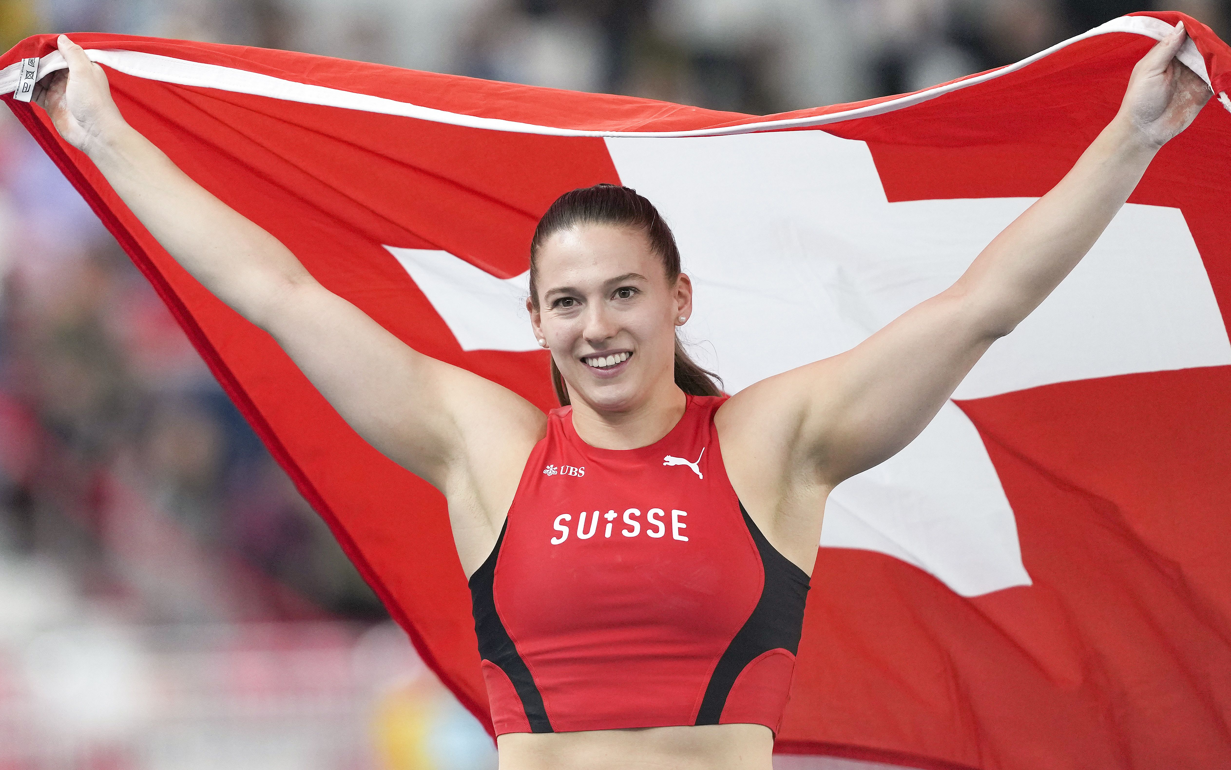 女子撑竿跳高比赛，法国选手争夺第一名，引发热议