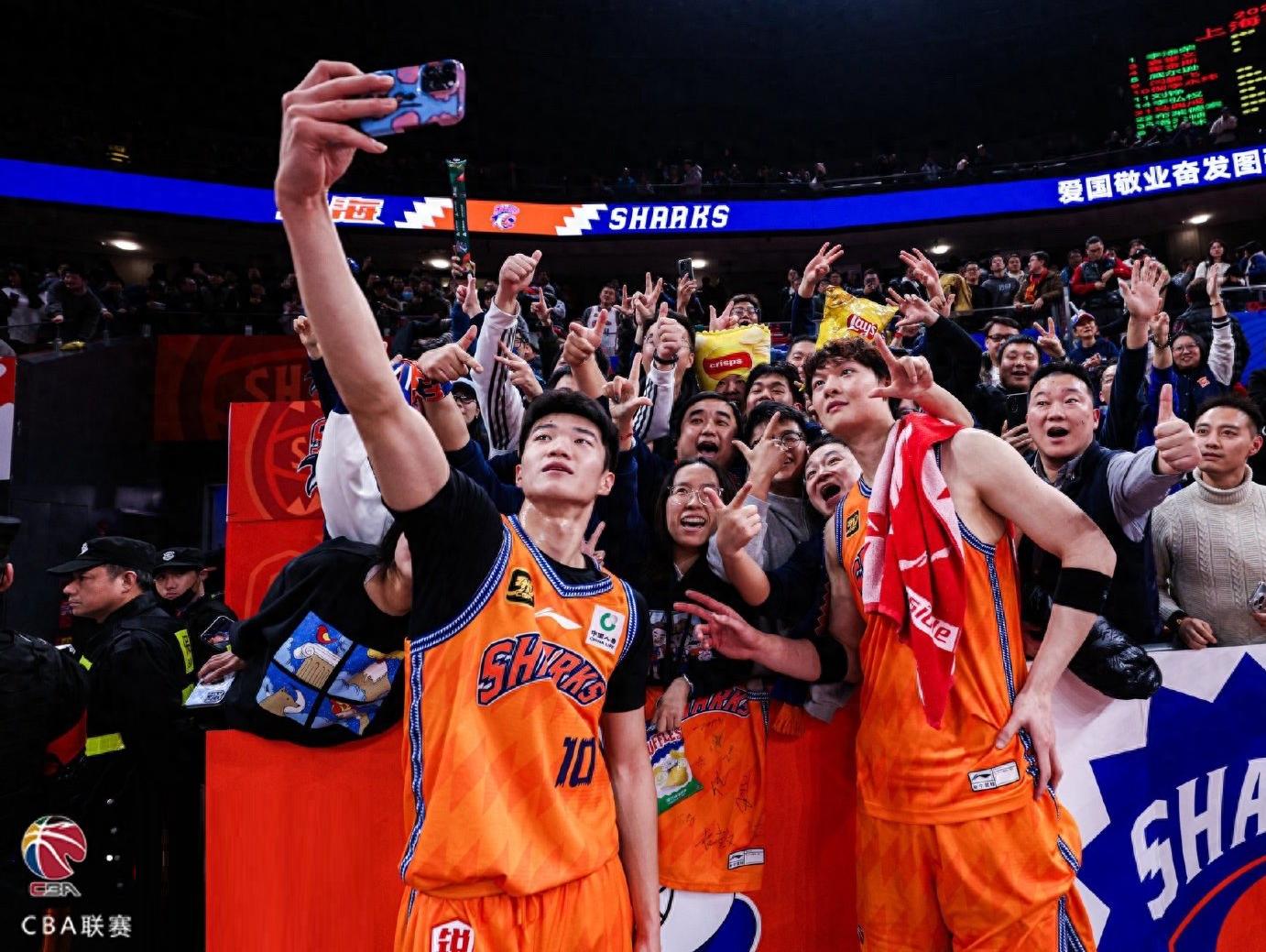 广州队收获三连胜，势不可挡，全场震撼