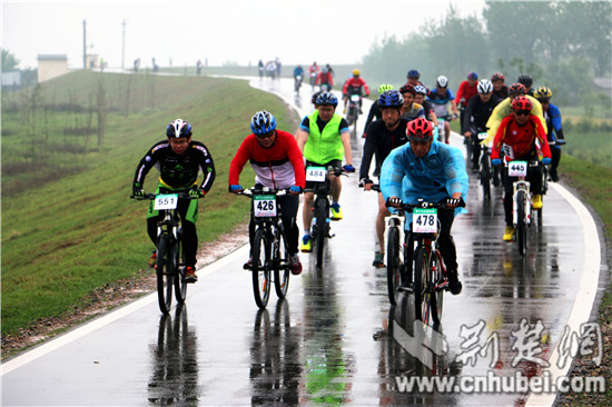 法国自行车选手冒雨比赛，仍获得好成绩，全场震撼