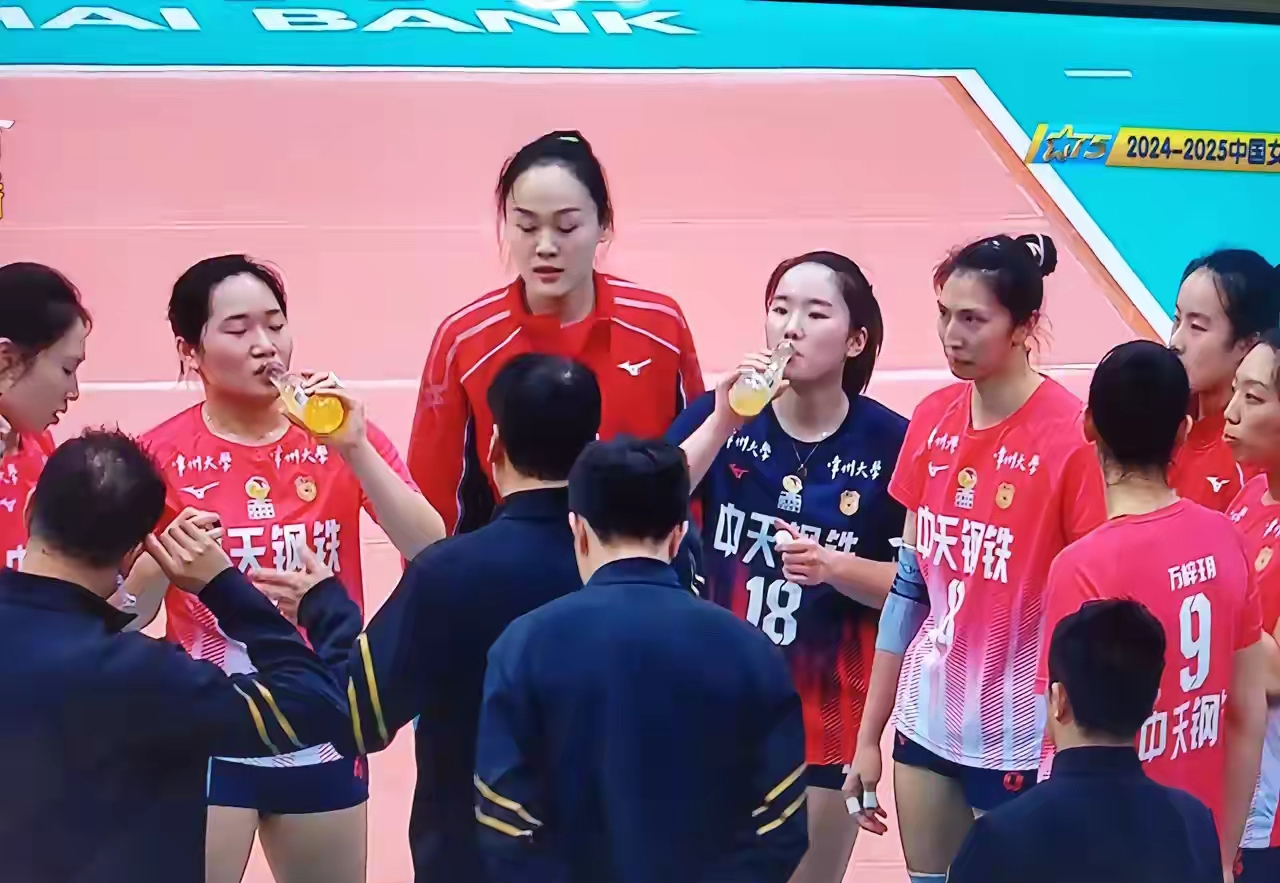 捷克女排队大胜对手晋级四强，稳步上升