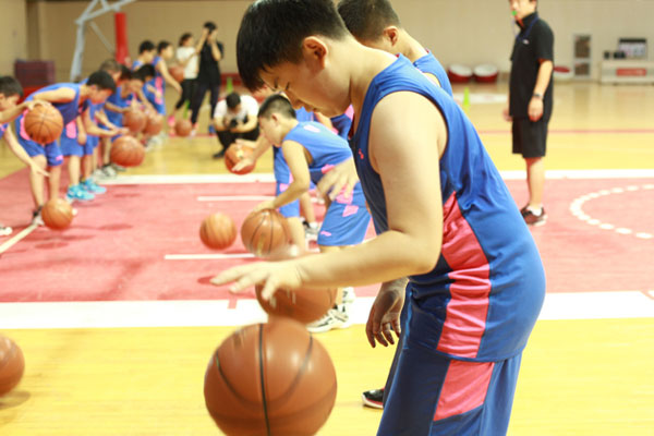 关于青少年篮球夏令营启动，培养新一代篮球人才，表现亮眼的信息
