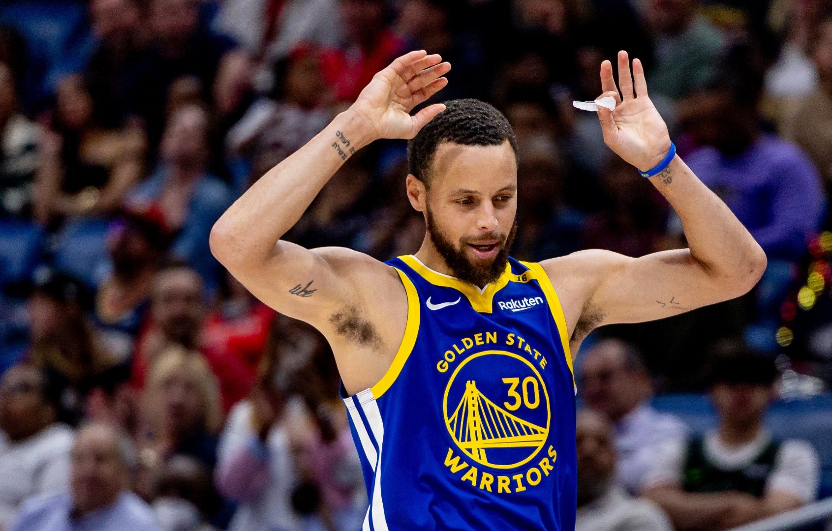 勇士靠库里压哨三分击败掘金，振奋人心的简单介绍