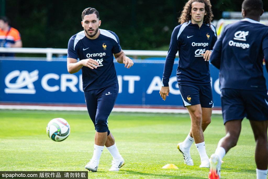 里昂教练公开批评球队进攻效率低下,稳步上升 里昂教练公开批评球队进攻效率低下,稳步上升