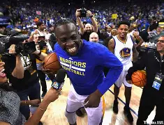 勇往直前的足球勇士们冲向胜利，表现亮眼