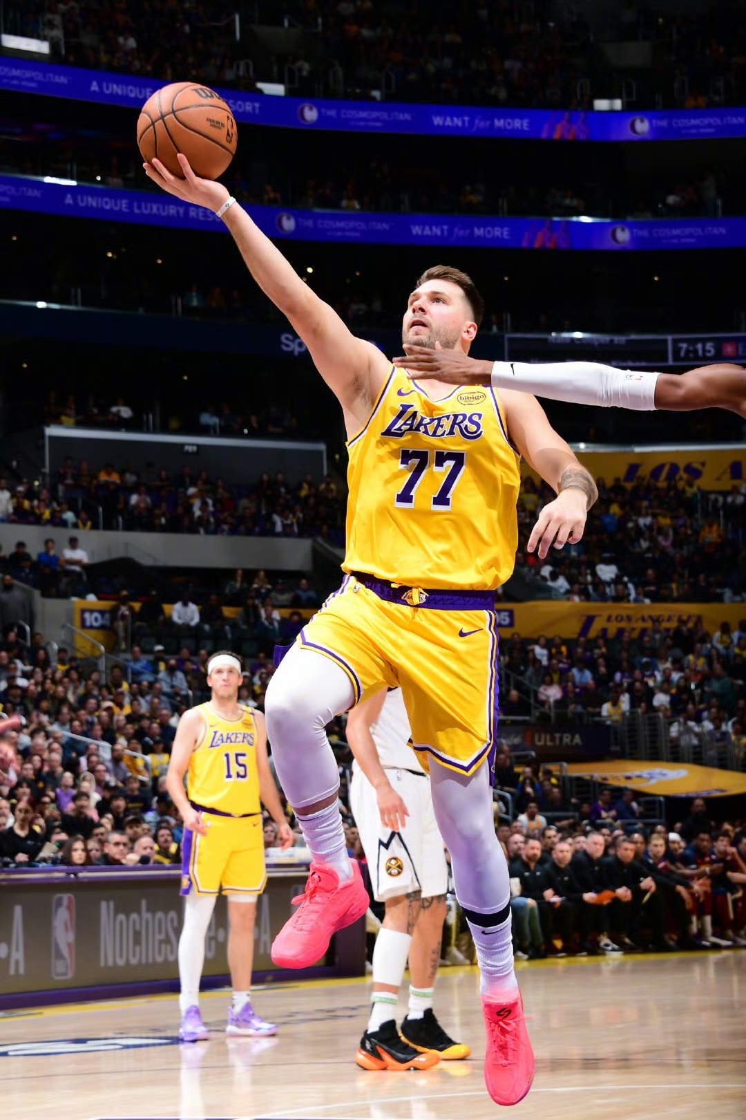 包含湖人狂轰分，稳操胜券连胜在望，引发热议的词条