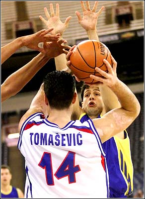 南斯拉夫队夺得国际篮球锦标赛冠军,全场震撼 南斯拉夫队夺得国际篮球锦标赛冠军,全场震撼