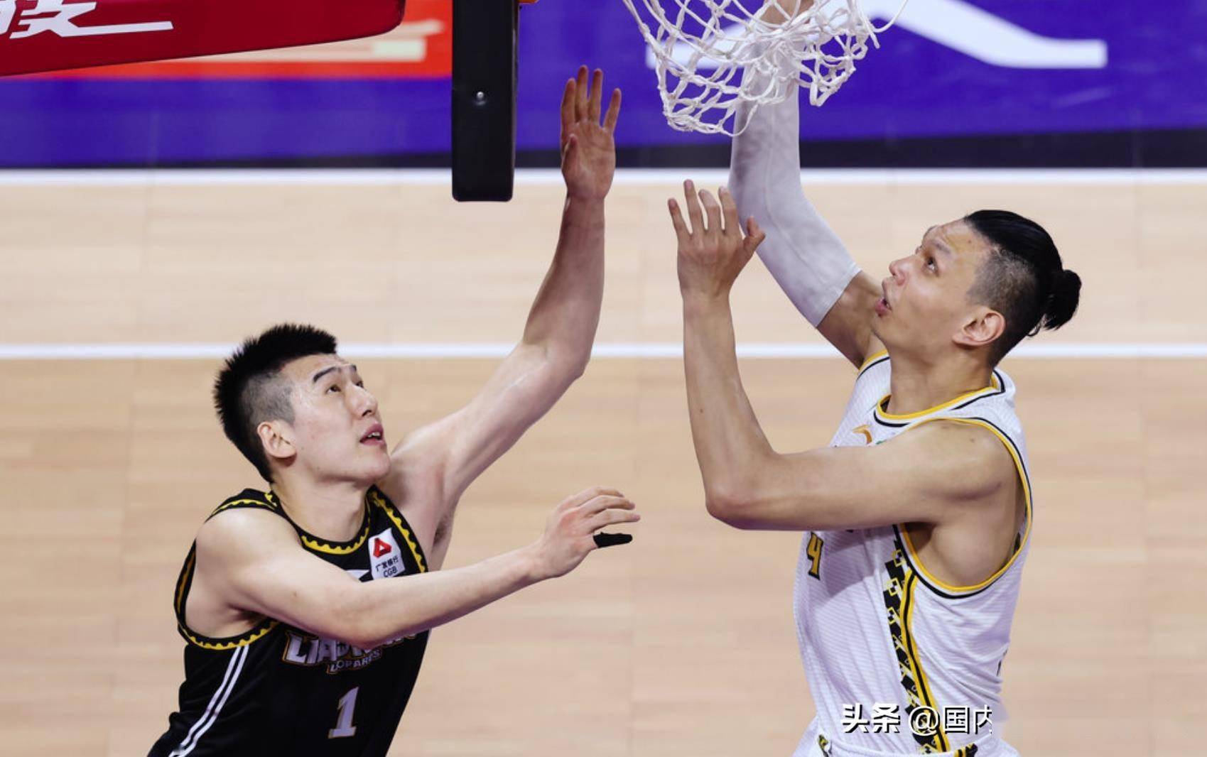 南斯拉夫队夺得国际篮球锦标赛冠军,全场震撼 南斯拉夫队夺得国际篮球锦标赛冠军,全场震撼