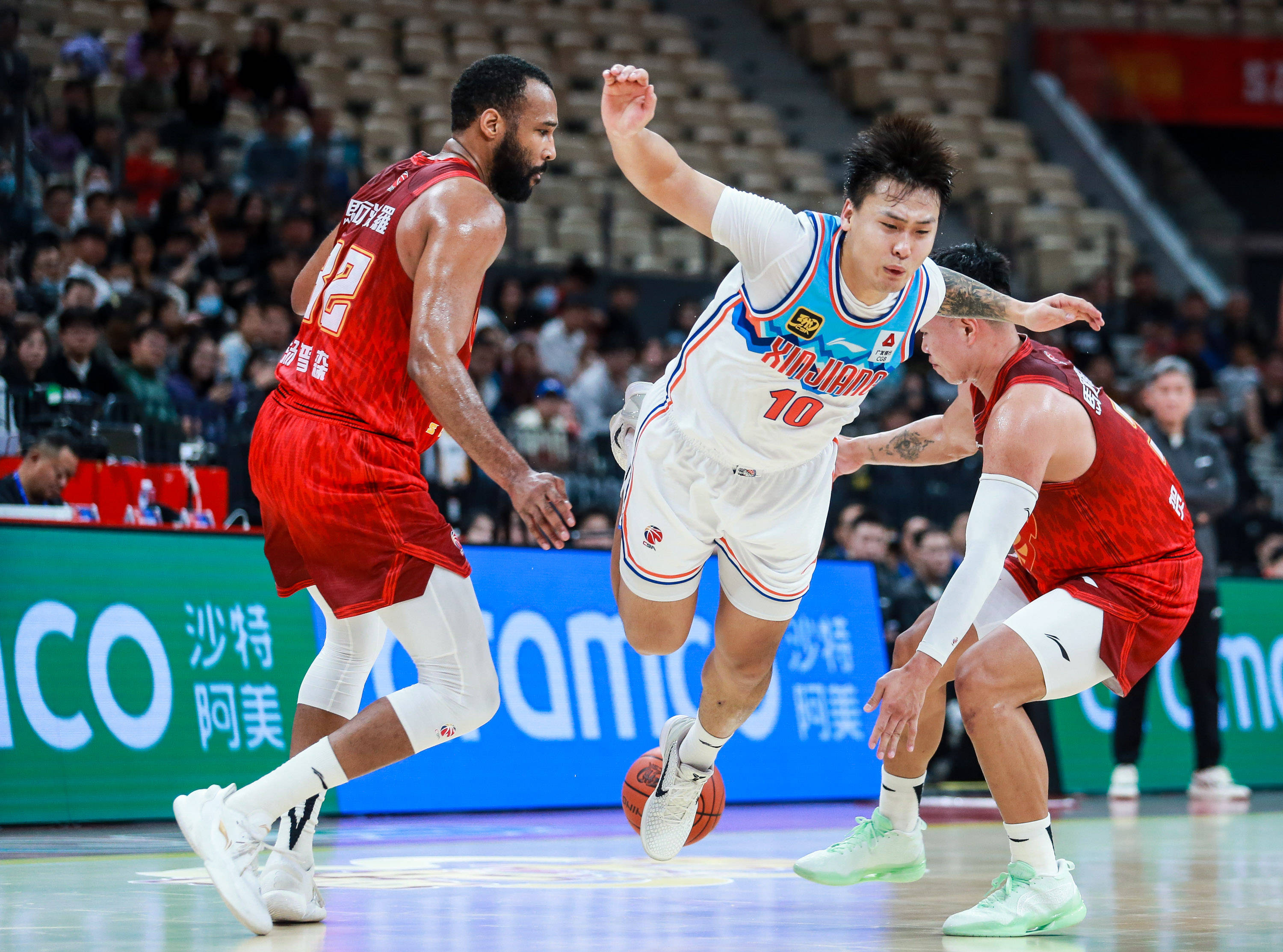 亚洲足球俱乐部赛场上交锋，争夺胜利，掌声雷动的简单介绍