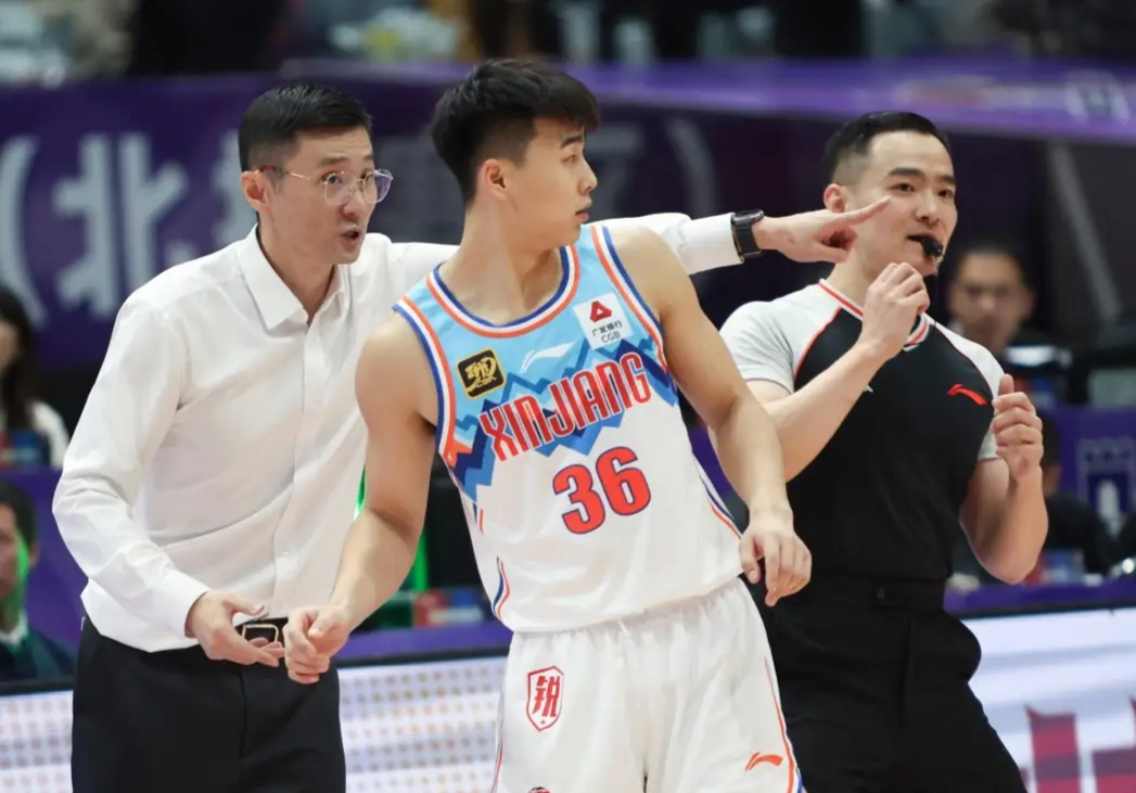山西男篮逆转湖南队,时刻保持领先,振奋人心 山西男篮逆转湖南队,时刻保持领先,振奋人心