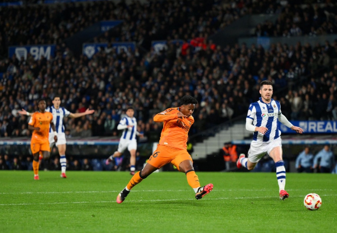 皇家社会客场胜利，保持领先位置，稳步上升