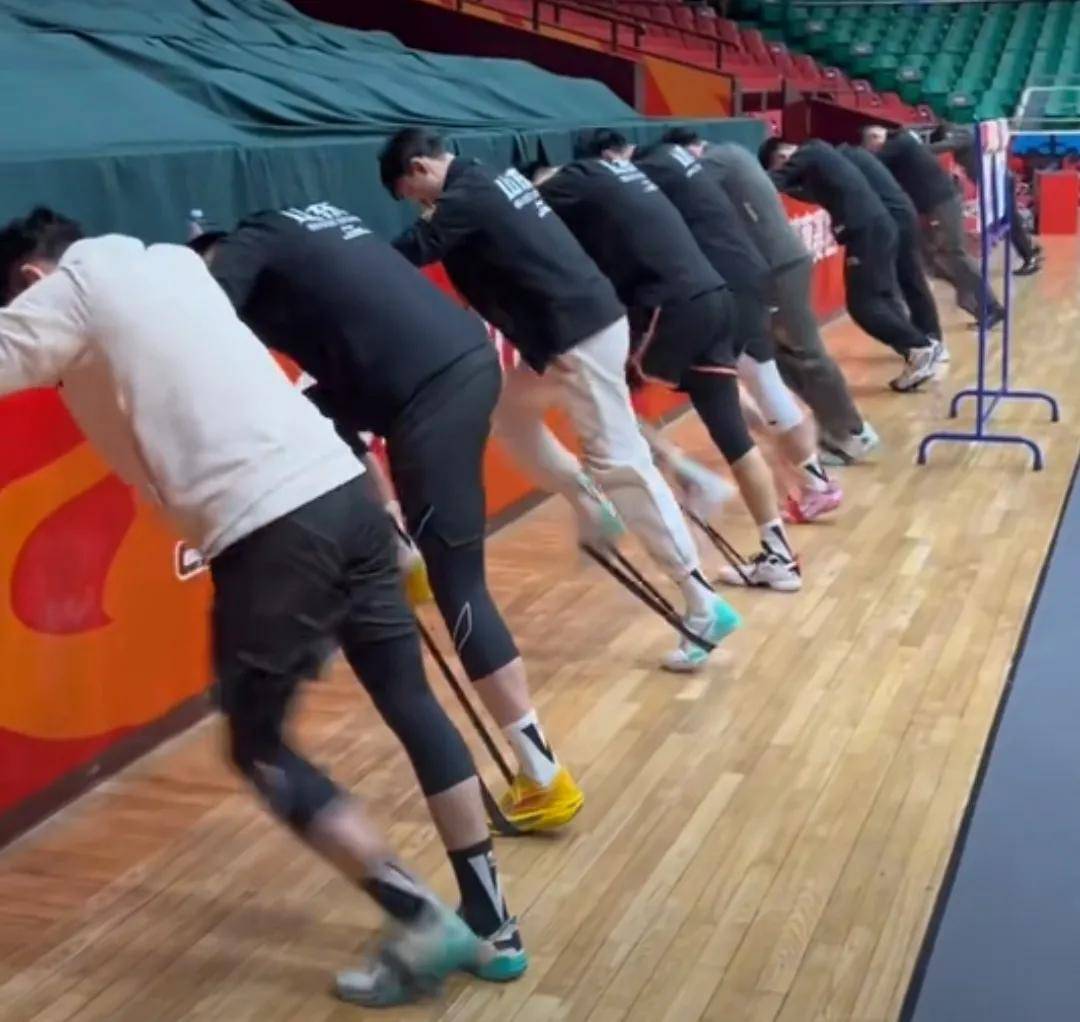 职业篮球队全力备战下一场比赛,士气大振 职业篮球队全力备战下一场比赛,士气大振