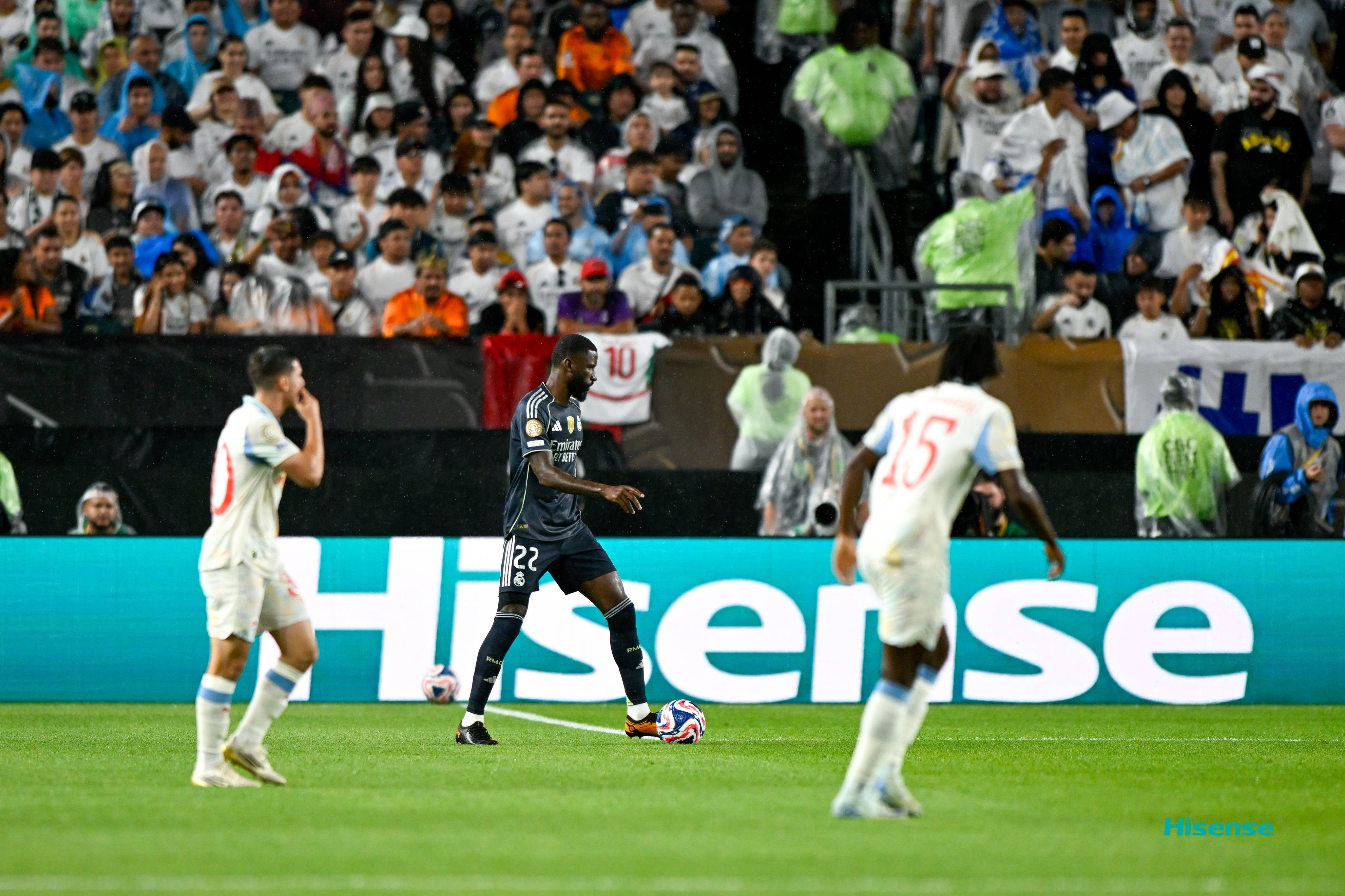 皇马门将神勇扑救，保住球门不失，引发热议