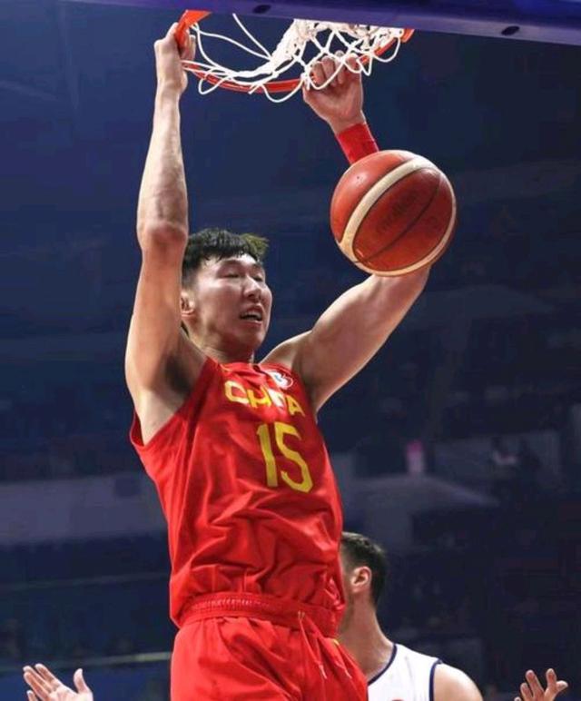 周琦成为中国第一人登上NBA球场赛场，引发热议