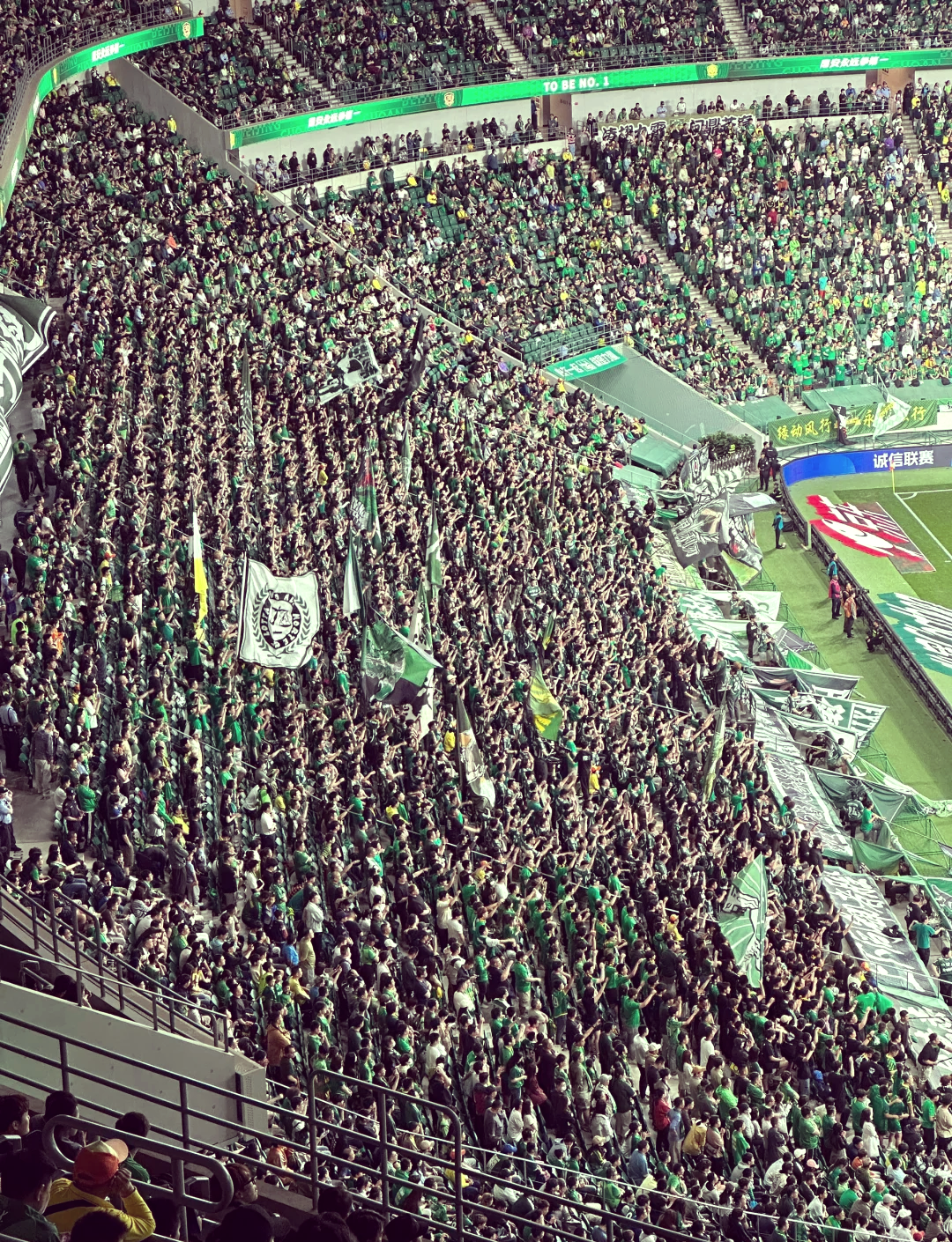 包含欧国联球场氛围火爆，球迷热情高涨欲罢不能，表现亮眼的词条