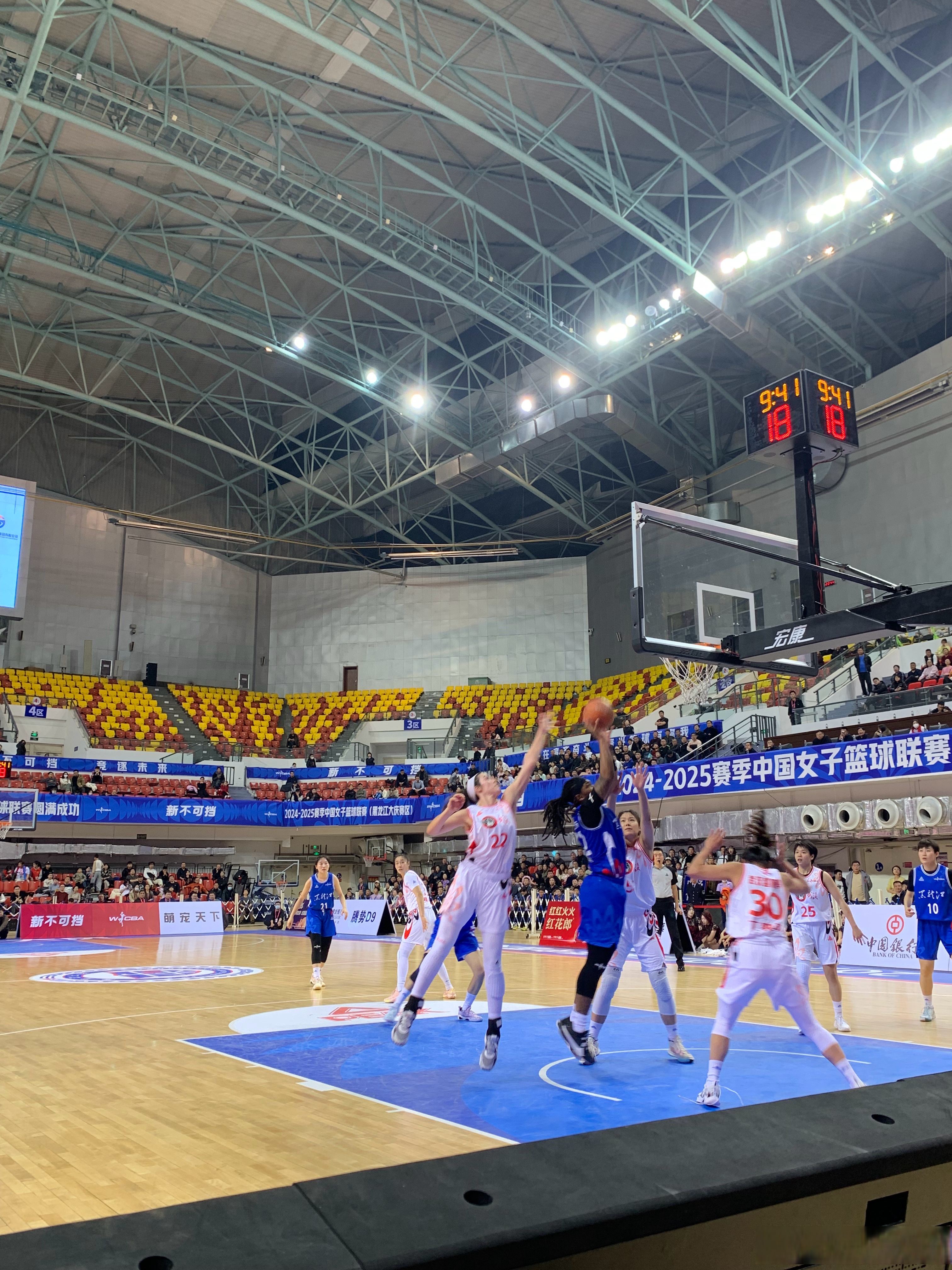 疯狂对攻!南方强队对阵中亚豪强,胜负难言,掌声雷动 疯狂对攻!南方强队对阵中亚豪强,胜负难言,掌声雷动