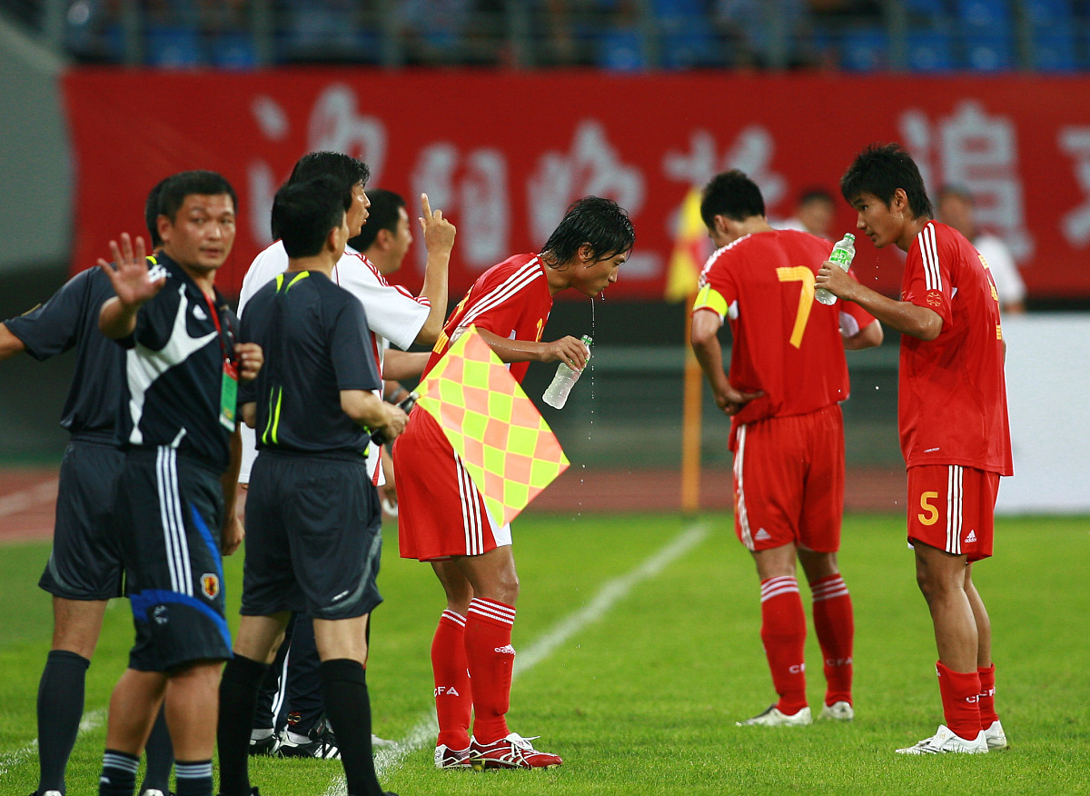 精彩对决激情上演，球员奋勇争先，振奋人心的简单介绍