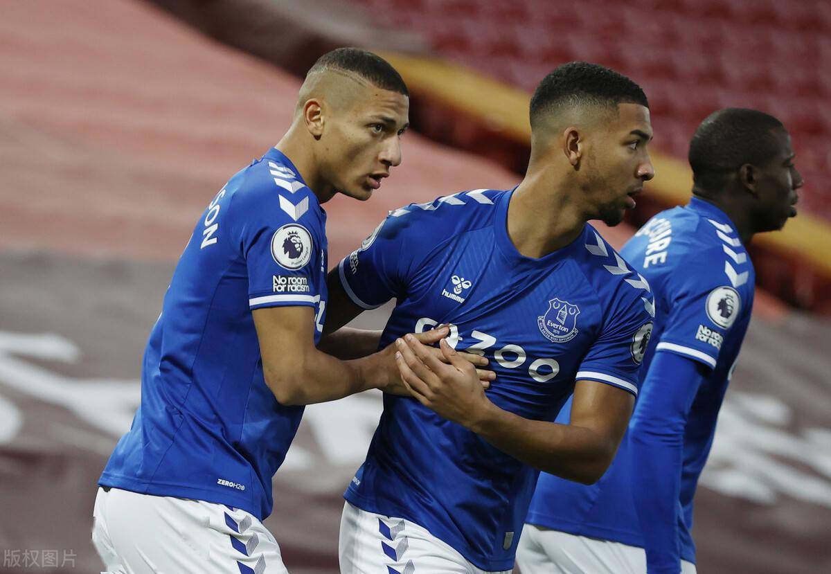 南安普顿队员全力以赴，力求赢球，气势如虹