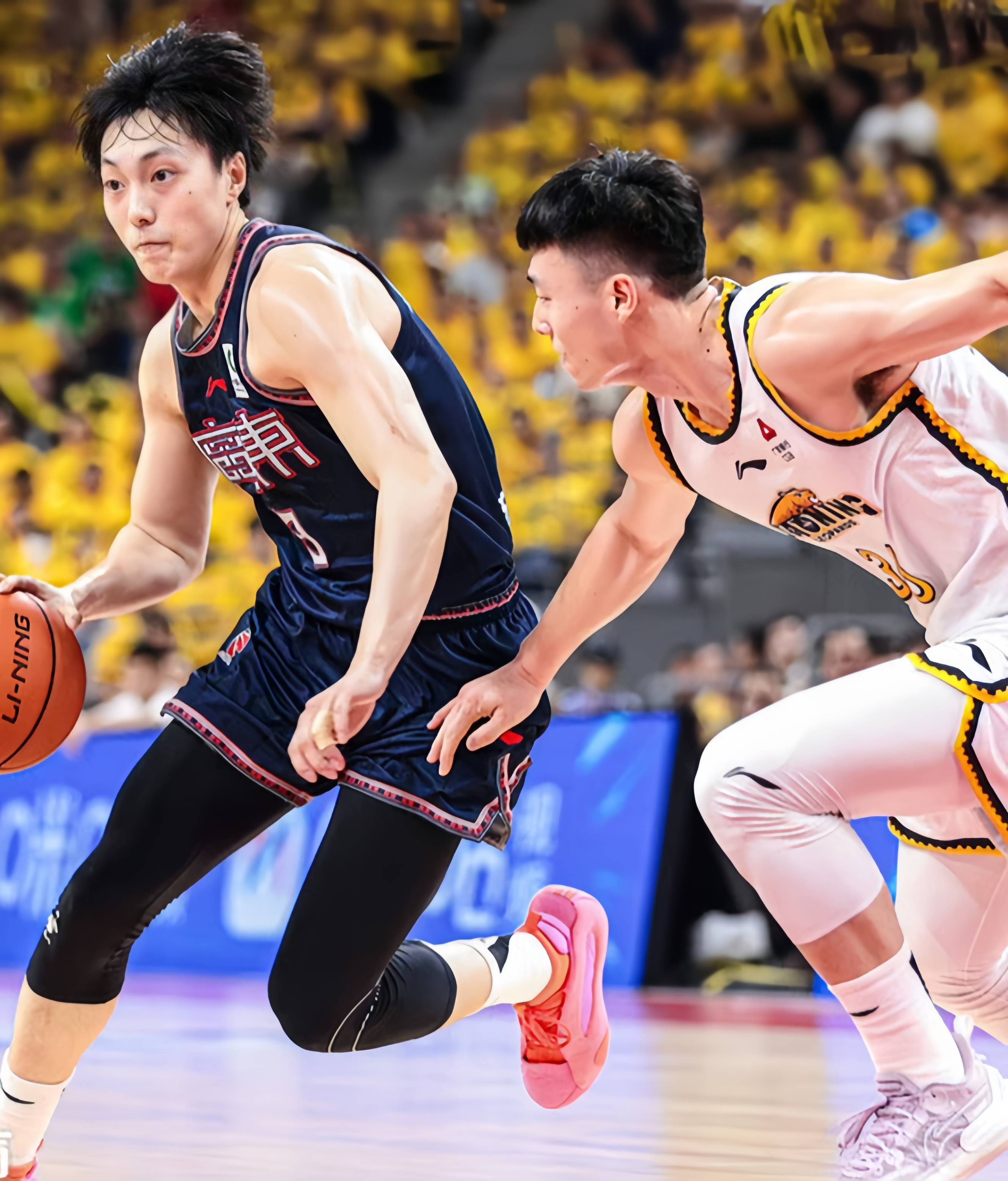 篮球巨星突破个人历史记录，创造新纪录引发热议，战绩斐然