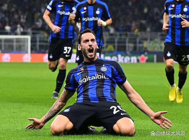 意甲联赛大战在即，球队士气高昂，掌声雷动