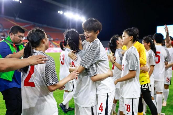 关于足球技术讲座盛大开幕：女足技巧探讨热烈展开，战绩斐然的信息