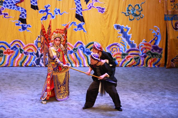 经典对决展现魅力，观众欢呼声不断，表现亮眼