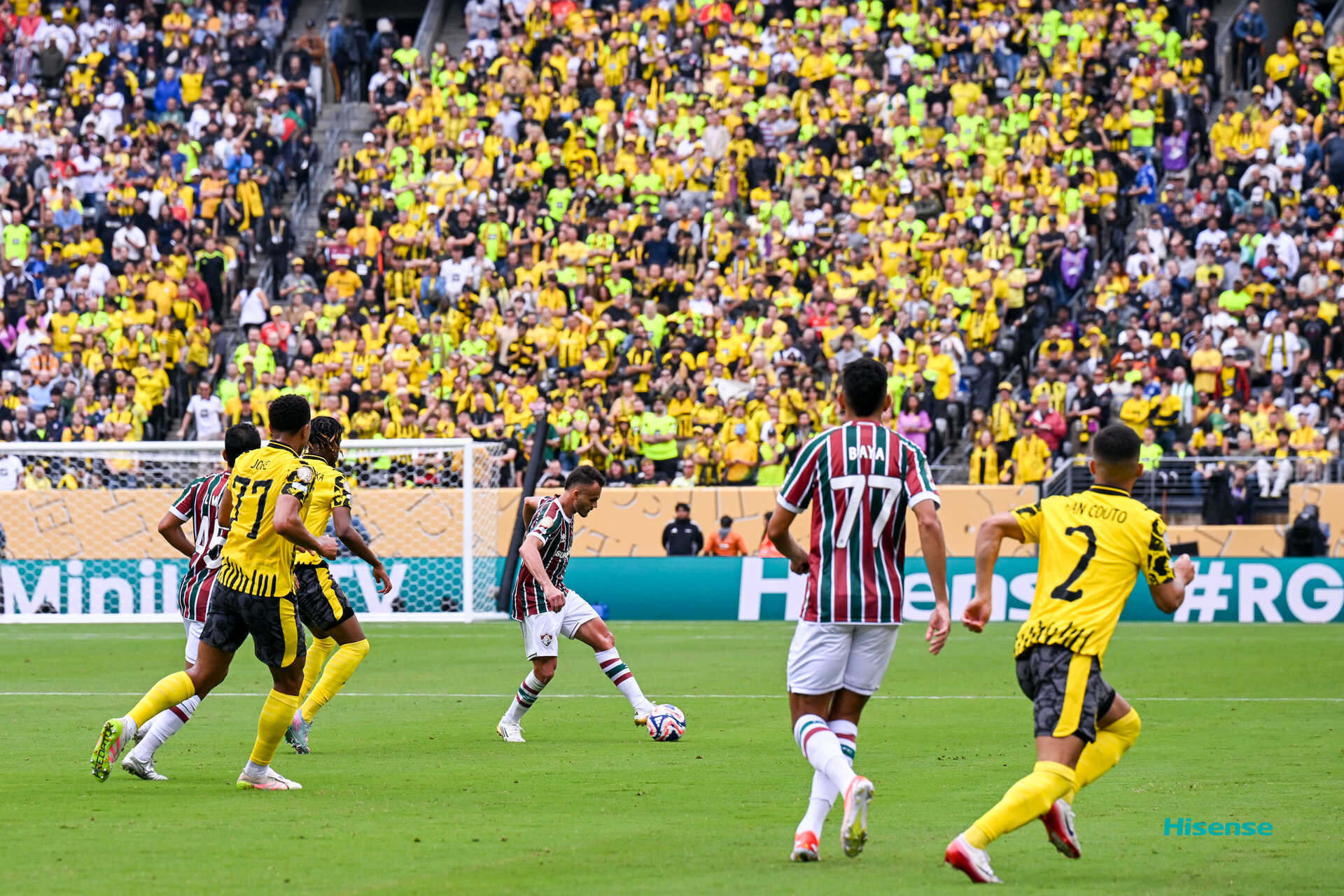 多特蒙德球队控制全场，轻松赢球，掌声雷动的简单介绍