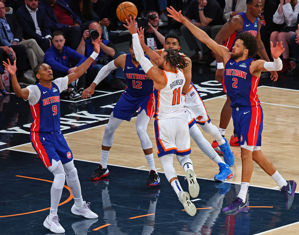 罗斯大爆发，雄鹿惨遭活塞绝杀，掌声雷动的简单介绍