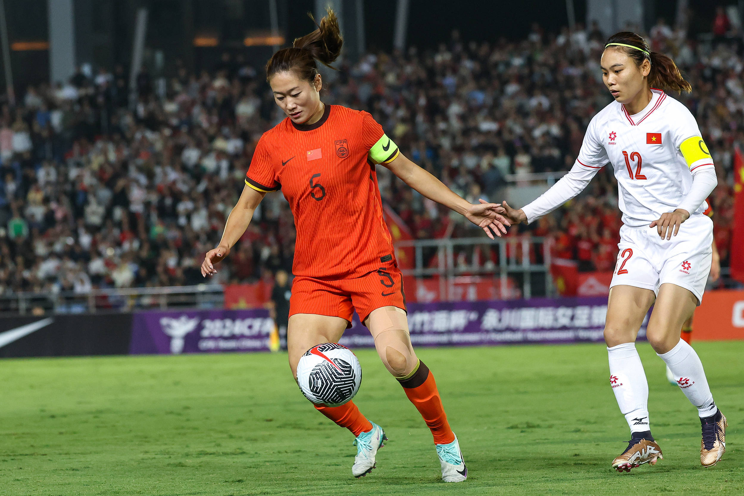 女足国际邀请赛精彩对决持续，掌声雷动