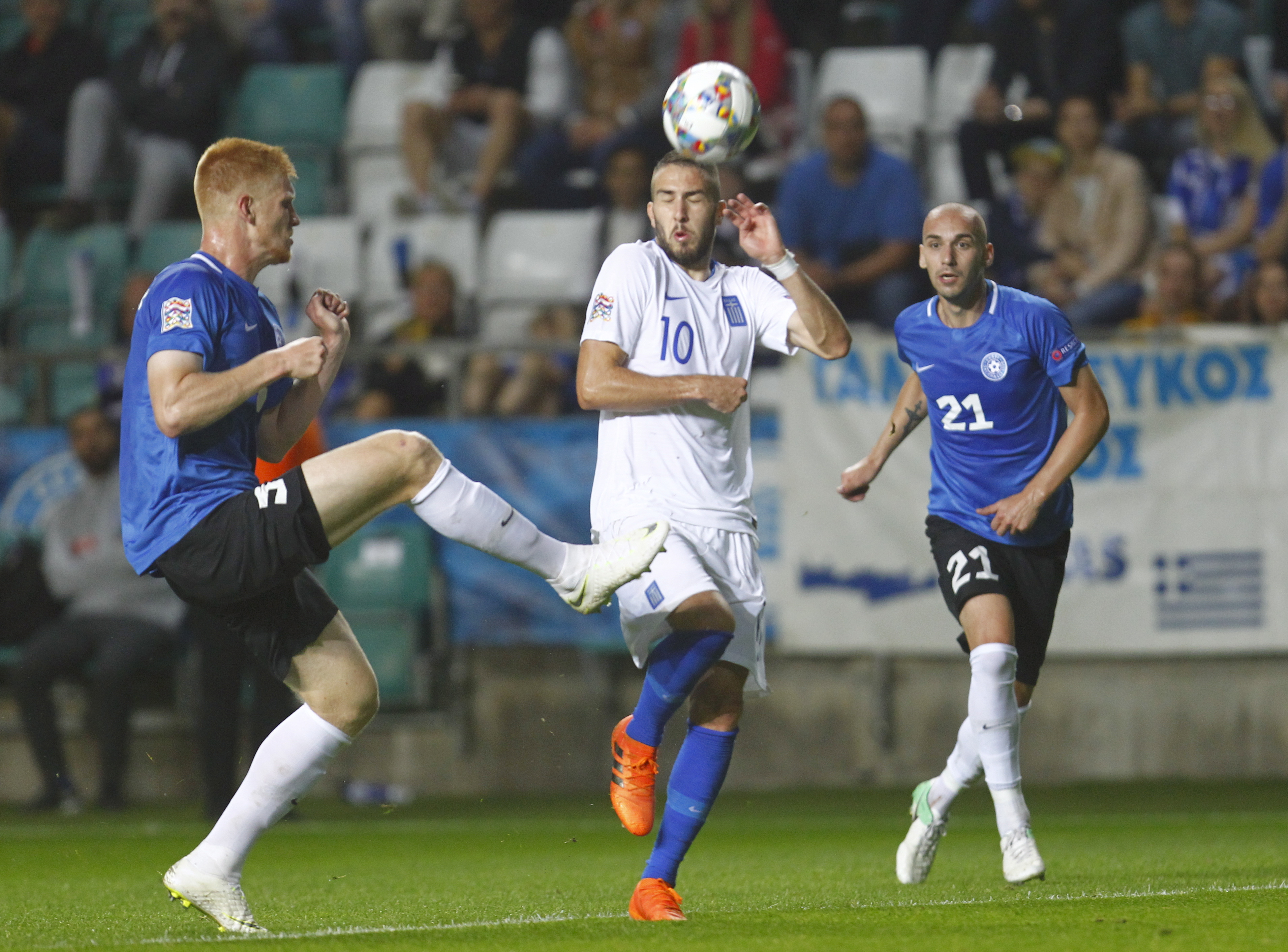 足球赛场上实力激战，球员竞技态度令人惊艳，表现亮眼