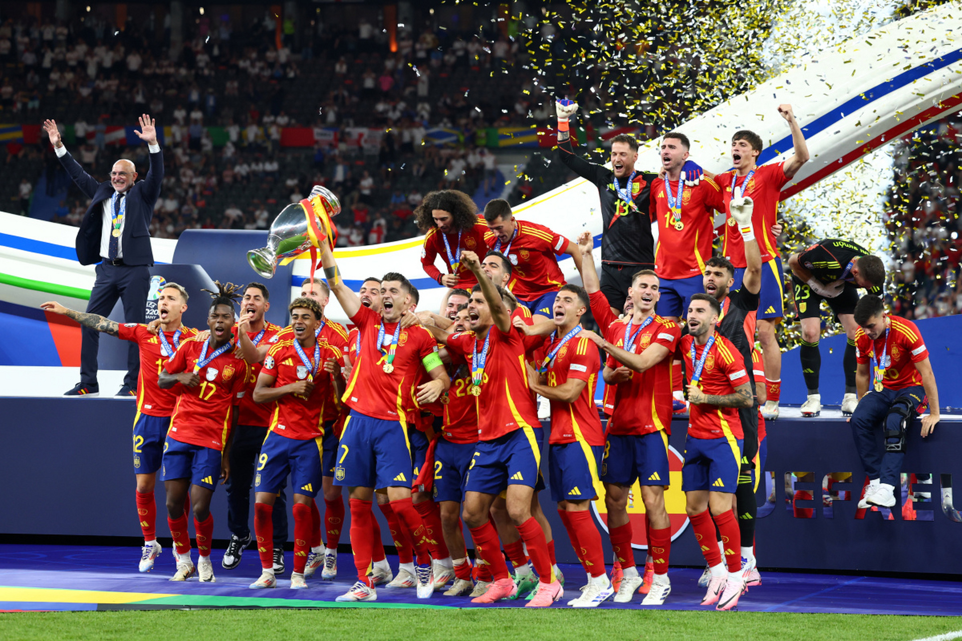 足球赛场上实力激战，球员竞技态度令人惊艳，表现亮眼