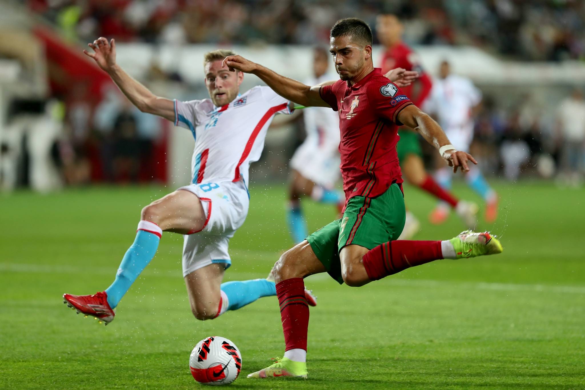 英格兰击败波兰，领先小组形势掌握在手中，士气大振