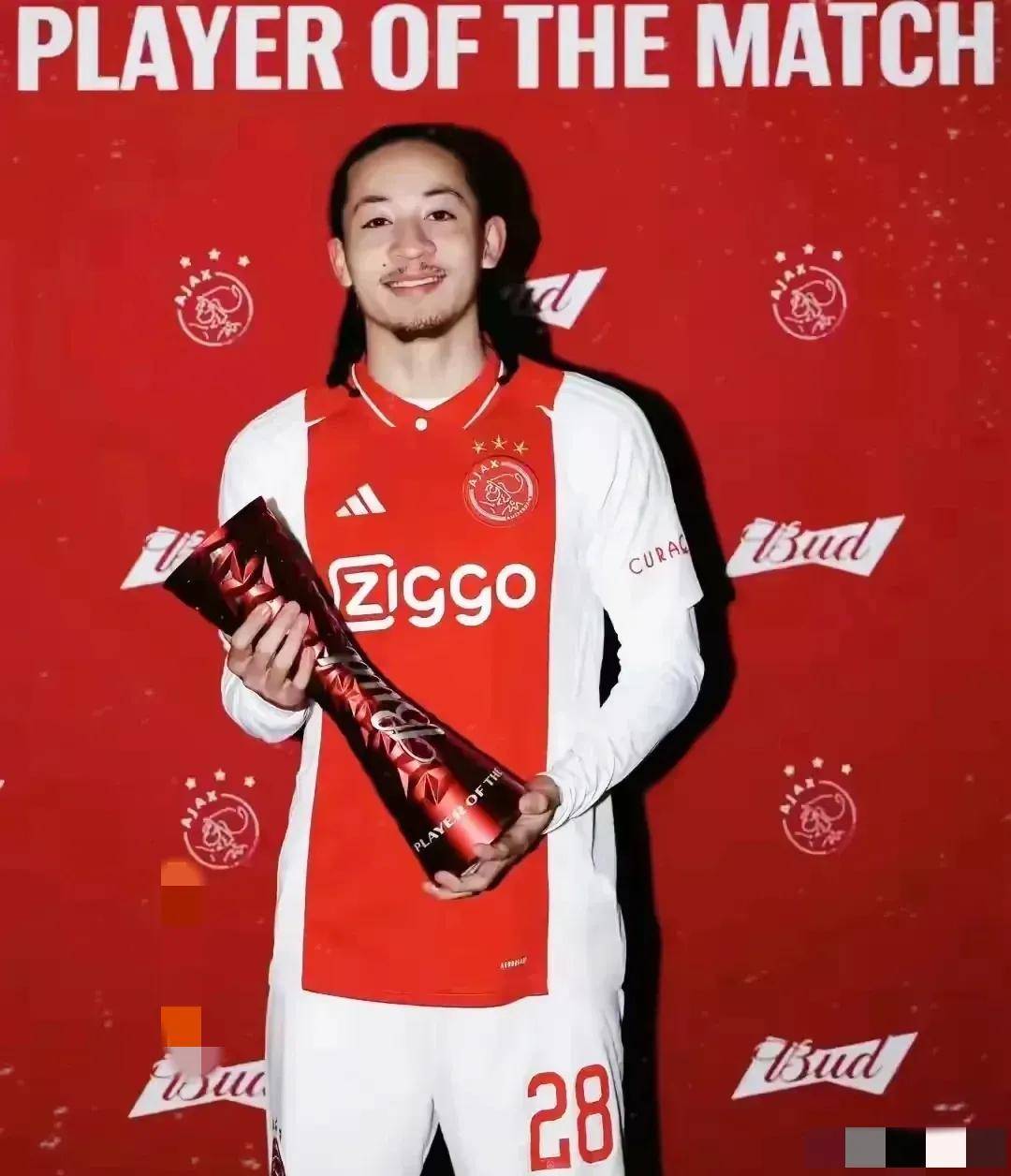 包含阿贾克斯队在比赛中展现出强大的实力，士气大振的词条