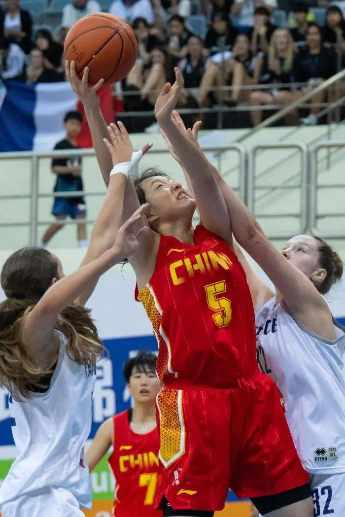 亚洲新秀在国际比赛中展现出色发挥，全场震撼