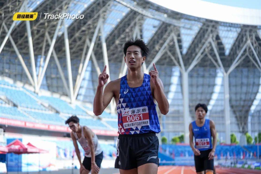 中国球队在重要比赛中创造历史佳绩，表现亮眼