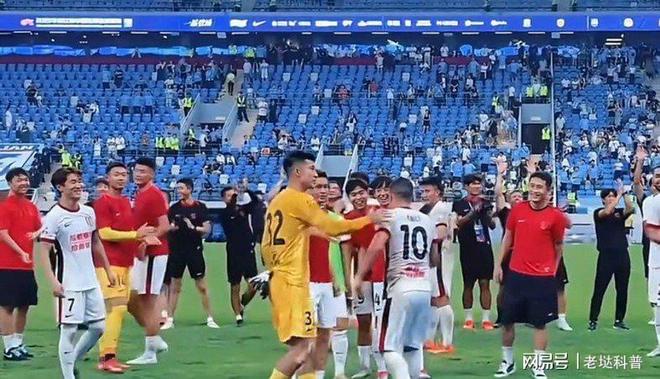 副队长爆出队内矛盾，球迷纷纷表态支持，掌声雷动
