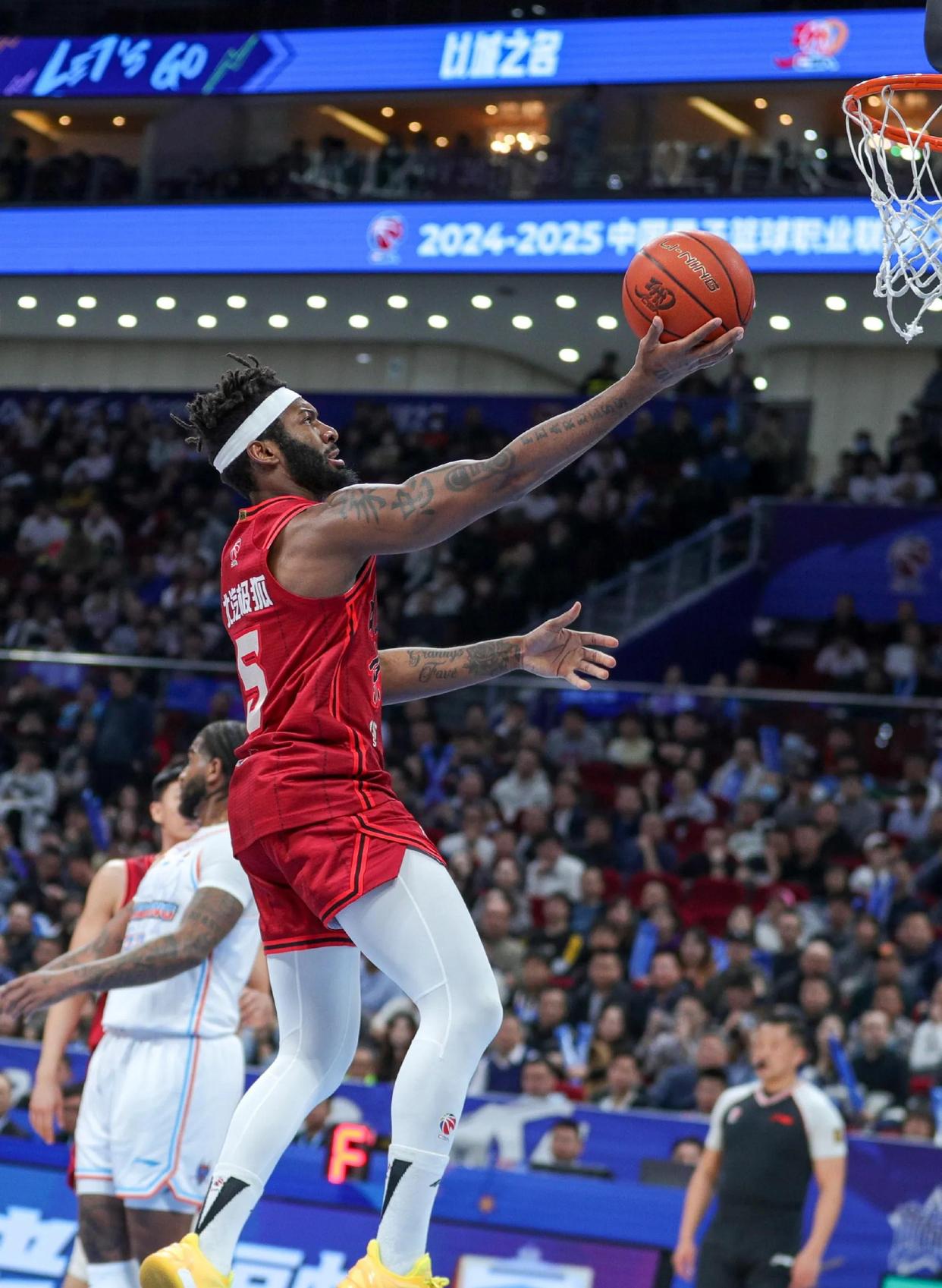 山东男篮客场抢分,实力展现无疑,全场震撼 山东男篮客场抢分,实力展现无疑,全场震撼