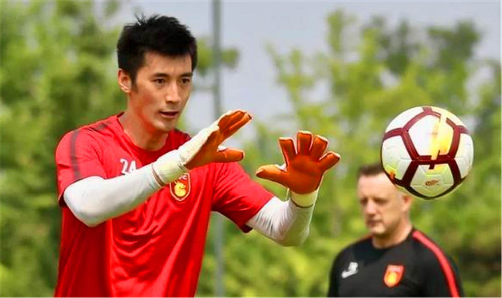 瓦拉多利德队的守门员发挥关键作用,全场震撼 瓦拉多利德队的守门员发挥关键作用,全场震撼