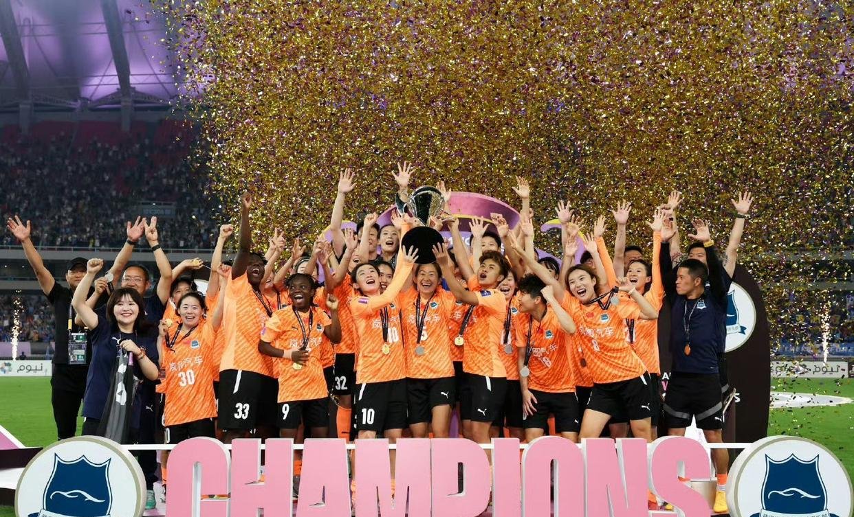 英勇竞赛,女足选手们战斗到底,气势如虹 英勇竞赛,女足选手们战斗到底,气势如虹