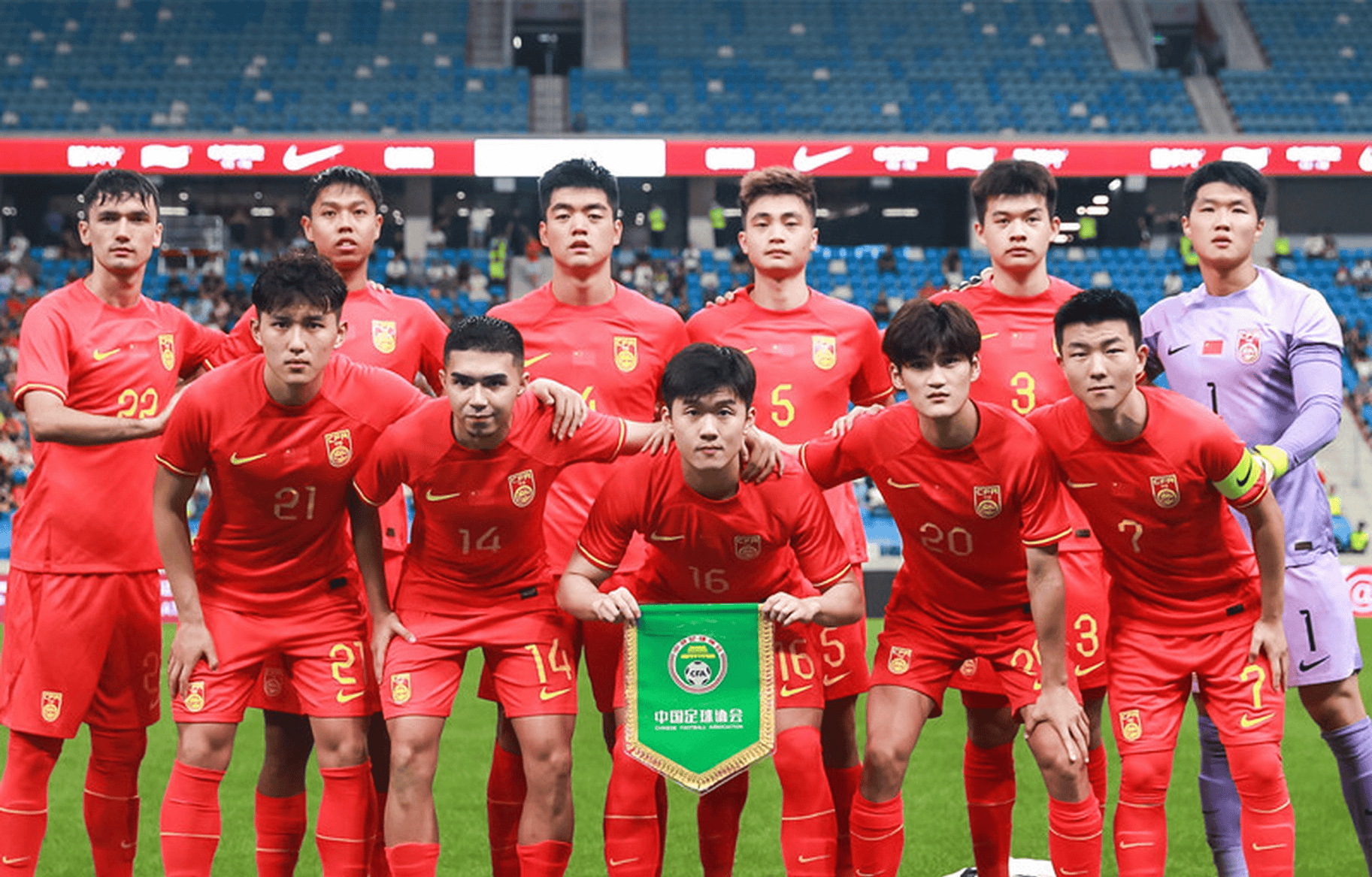 球队备战国际比赛，力争夺得亚洲杯赛亚军，全场震撼