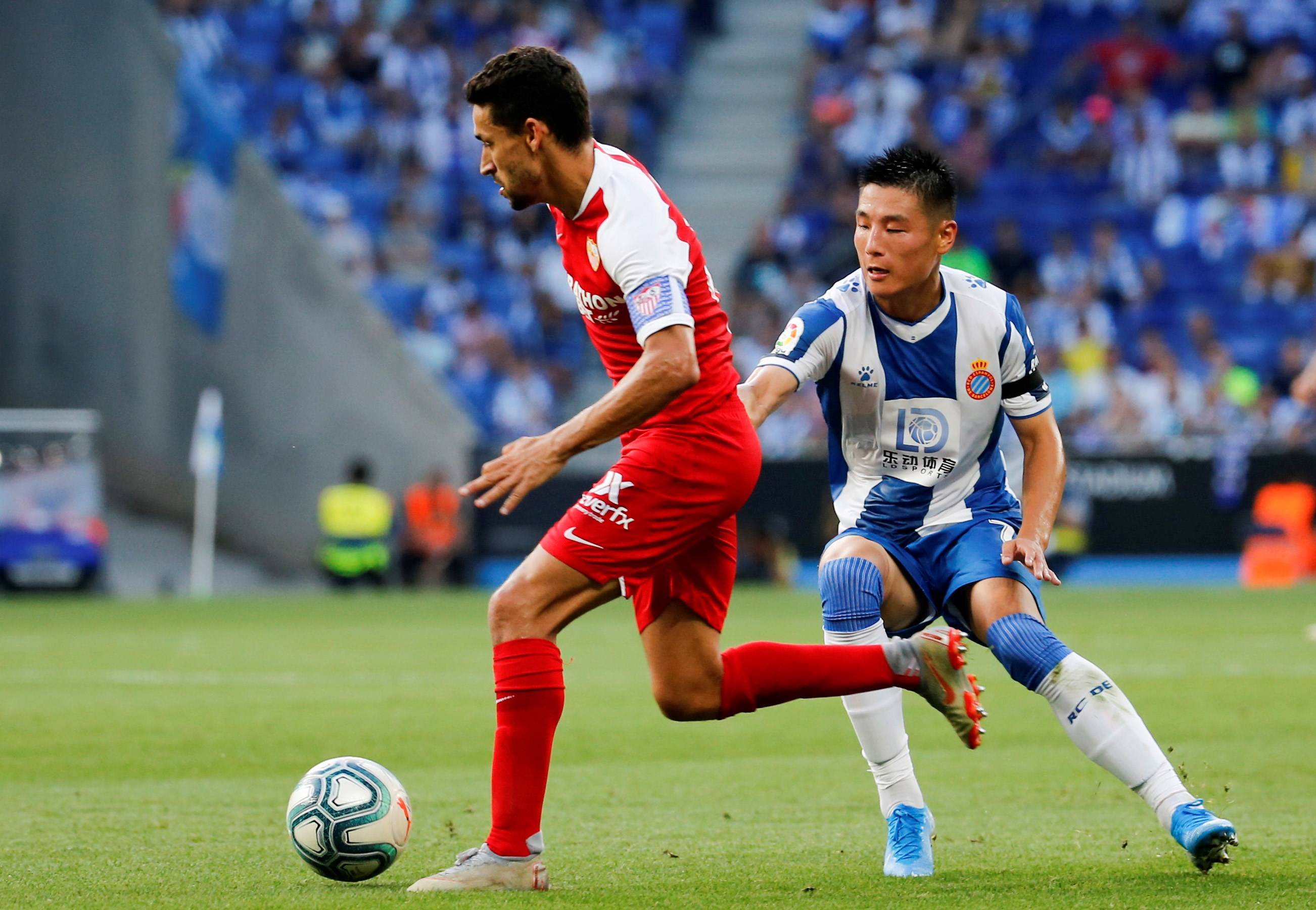 西班牙足球联赛巅峰对决引人注目，引发热议