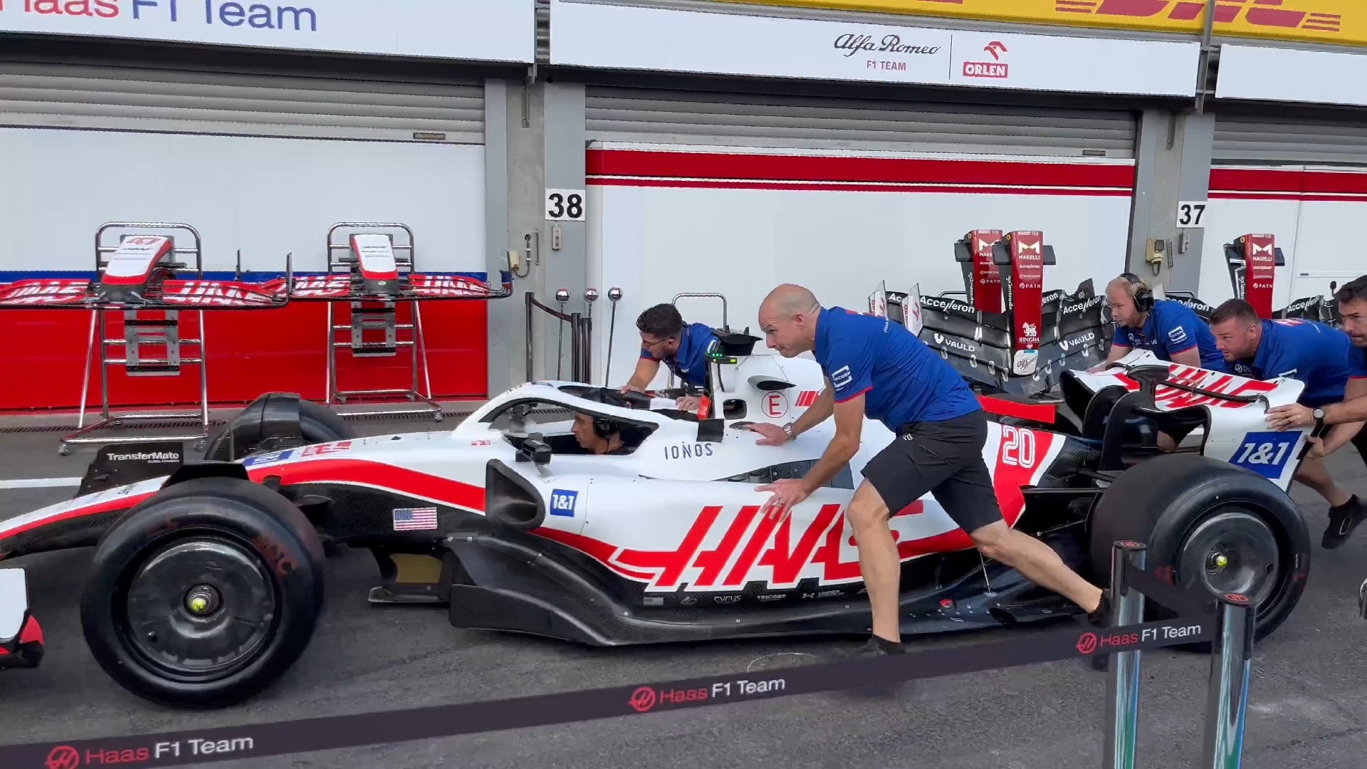 红牛二队力克哈斯车队，塞恩斯带队取胜