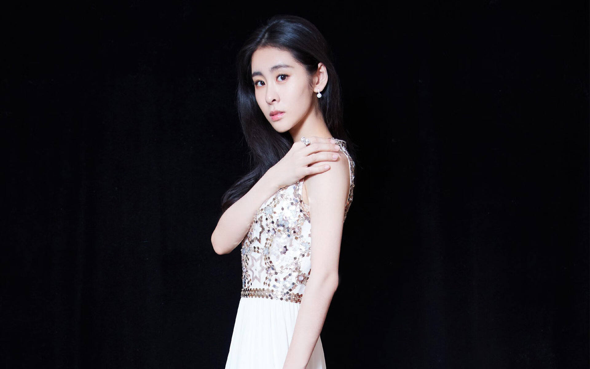 破碎枷锁，阿尔瓦雷斯在苏格兰与突尼斯之战中的压力逆风绽放