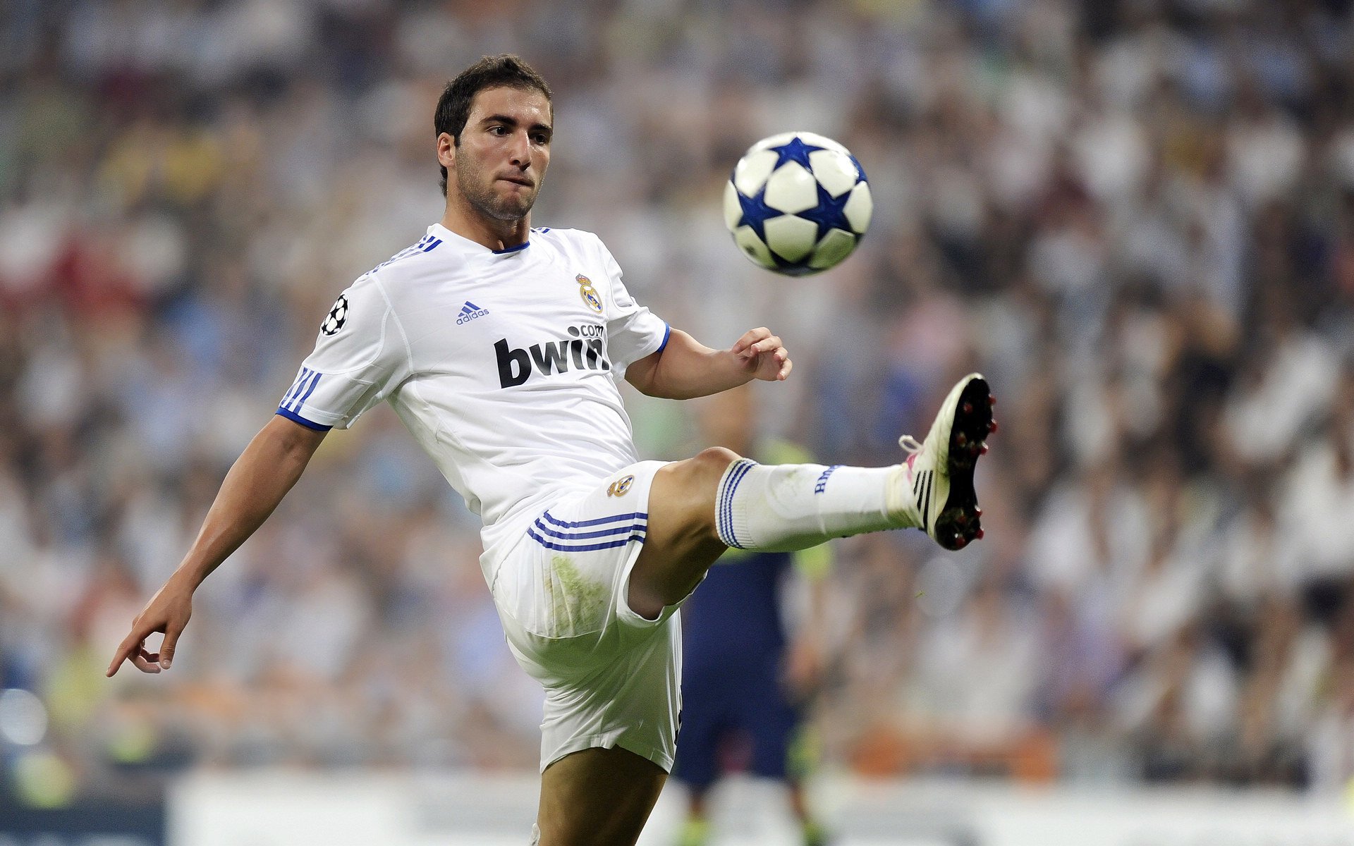 维尼修斯致命一击！里昂决胜局惊魂逆转，马德里竞技梦碎欧冠之路